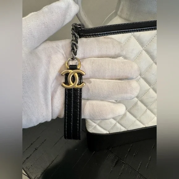 Chanel Gabrielle O Case Clutch Aged Calfskin - Picture 3 of 10